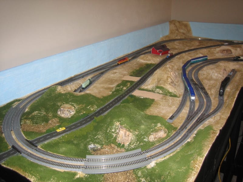 scale model train track layouts