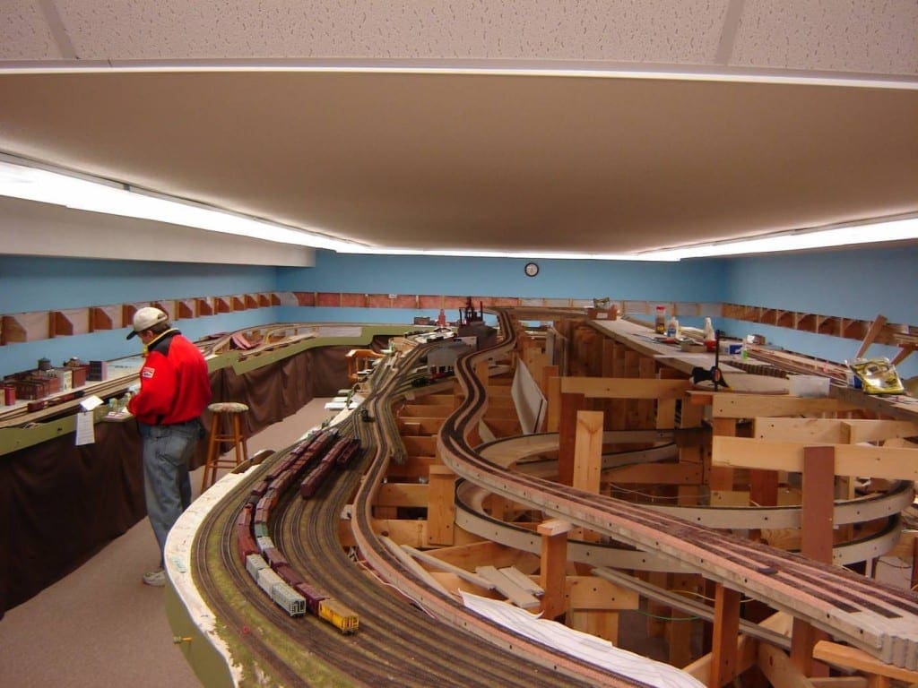 Model Train Benchwork and Roadbed Construction