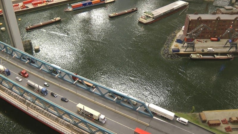 largest model train scale