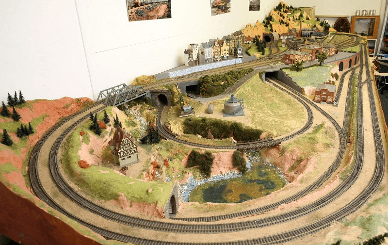 ho scale model train layout with oval loop