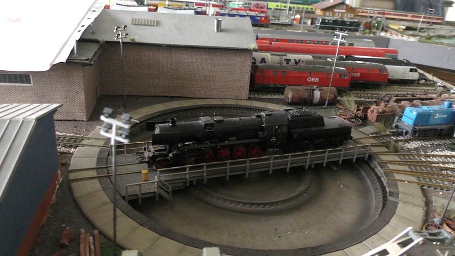 ho shelf layout with turntable