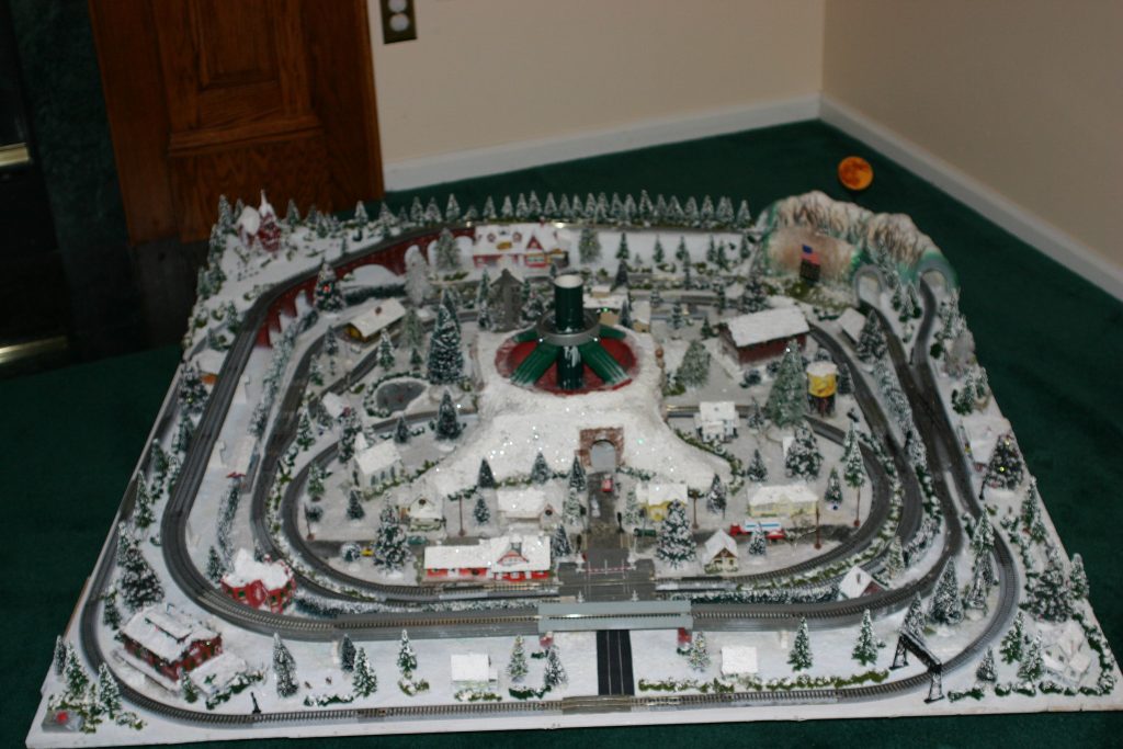 christmas scenery idea for HO scale model railroad